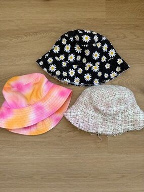 Art Class Black Daisy Print Bucket Hat with White & Yellow Flowers